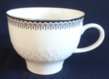 Lade das Bild in den Galerie-Viewer, 2er KAFFEEGEDECK - Porzellan, Platinrand Abstrakter Geometrisches Muster Relief Dekor
