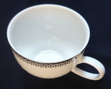 Lade das Bild in den Galerie-Viewer, KAFFEETASSE - Porzellan, Platinrand Abstrakter Geometrisches Muster Relief Dekor
