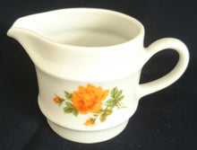 Lade das Bild in den Galerie-Viewer, 2er Set MILCHKÄNNCHEN &amp; ZUCKERDOSE OHNE DECKEL - Porzellan, Flora Pflanzen Rosenblumen Blüten Motiv Relief Rand Dekor
