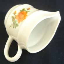 Lade das Bild in den Galerie-Viewer, 2er Set MILCHKÄNNCHEN &amp; ZUCKERDOSE OHNE DECKEL - Porzellan, Flora Pflanzen Rosenblumen Blüten Motiv Relief Rand Dekor
