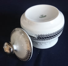 Lade das Bild in den Galerie-Viewer, 3er Set MILCHKÄNNCHEN &amp; ZUCKERDOSE MIT DECKEL - Porzellan, Platinrand Abstrakter Geometrisches Muster Relief Dekor
