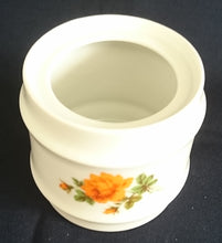 Lade das Bild in den Galerie-Viewer, ZUCKERDOSE OHNE DECKEL - Porzellan, Flora Pflanzen Rosenblumen Blüten Motiv Relief Rand Dekor
