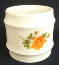 Lade das Bild in den Galerie-Viewer, ZUCKERDOSE OHNE DECKEL - Porzellan, Flora Pflanzen Rosenblumen Blüten Motiv Relief Rand Dekor
