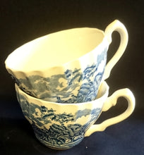 Lade das Bild in den Galerie-Viewer, KAFFEETASSE &quot;Country Life&quot; - Keramik / Steingut (Fine Staffordshire Ware), Englisches Landleben Scenen Motiv Dekor, Hand graviert
