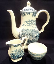 Lade das Bild in den Galerie-Viewer, KAFFEEKANNE MIT DECKEL "Country Life" - Keramik / Steingut (Fine Staffordshire Ware), Englisches Landleben Scenen Motiv Dekor, Hand graviert
