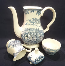 Lade das Bild in den Galerie-Viewer, 4er Set KAFFEEKANNE MIT DECKEL / MILCHKÄNNCHEN / ZUCKERSCHALE "Country Life" - Keramik / Steingut (Fine Staffordshire Ware), Englisches Landleben Scenen Motiv Dekor, Hand graviert
