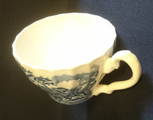 Lade das Bild in den Galerie-Viewer, 22 Teiliges KAFFEESERVICE &quot;Country Life&quot; - Keramik / Steingut (Fine Staffordshire Ware), Englisches Landleben Scenen Motiv Dekor, Hand graviert
