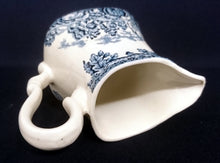 Lade das Bild in den Galerie-Viewer, 2er Set MILCHKÄNNCHEN &amp; ZUCKERSCHALE "Country Life" - Keramik / Steingut (Fine Staffordshire Ware), Englisches Landleben Scenen Motiv Dekor, Hand graviert
