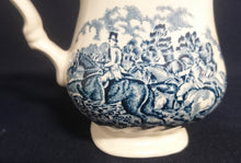 Lade das Bild in den Galerie-Viewer, 2er Set MILCHKÄNNCHEN &amp; ZUCKERSCHALE "Country Life" - Keramik / Steingut (Fine Staffordshire Ware), Englisches Landleben Scenen Motiv Dekor, Hand graviert
