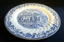 Lade das Bild in den Galerie-Viewer, SPEISETELLER "Country Life" - Keramik / Steingut (Fine Staffordshire Ware), Englisches Landleben Scenen Motiv Dekor, Hand graviert
