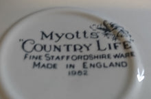 Lade das Bild in den Galerie-Viewer, 3er KAFFEEGEDECK "Country Life" - Keramik / Steingut (Fine Staffordshire Ware), Englisches Landleben Scenen Motiv Dekor, Hand graviert
