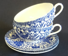 Lade das Bild in den Galerie-Viewer, 2er Set UNTERTASSEN - Porzellan, Abstraktes Girlanden Vogel Blumenblüten Motiv Dekor
