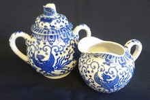Lade das Bild in den Galerie-Viewer, 5er Set TEEKANNE MIT DECKEL + MILCHKÄNNCHEN + ZUCKERDOSE MIT DECKEL - Porzellan, Abstraktes Girlanden Vogel Blumenblüten Motiv Dekor
