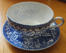 Lade das Bild in den Galerie-Viewer, 2er Set UNTERTASSEN - Porzellan, Abstraktes Girlanden Vogel Blumenblüten Motiv Dekor
