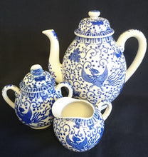 Lade das Bild in den Galerie-Viewer, MILCHKÄNNCHEN - Porzellan, Abstraktes Girlanden Vogel Blumenblüten Motiv Dekor
