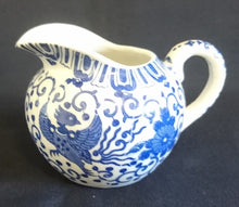 Lade das Bild in den Galerie-Viewer, MILCHKÄNNCHEN - Porzellan, Abstraktes Girlanden Vogel Blumenblüten Motiv Dekor
