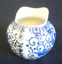 Lade das Bild in den Galerie-Viewer, MILCHKÄNNCHEN - Porzellan, Abstraktes Girlanden Vogel Blumenblüten Motiv Dekor
