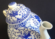 Lade das Bild in den Galerie-Viewer, TEEKANNE MIT DECKEL - Porzellan, Abstraktes Girlanden Vogel Blumenblüten Motiv Dekor
