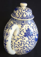 Lade das Bild in den Galerie-Viewer, TEEKANNE MIT DECKEL - Porzellan, Abstraktes Girlanden Vogel Blumenblüten Motiv Dekor
