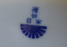 Lade das Bild in den Galerie-Viewer, TEEKANNE MIT DECKEL - Porzellan, Abstraktes Girlanden Vogel Blumenblüten Motiv Dekor
