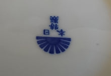 Lade das Bild in den Galerie-Viewer, 2er Set UNTERTASSEN - Porzellan, Abstraktes Girlanden Vogel Blumenblüten Motiv Dekor
