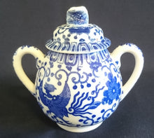 Lade das Bild in den Galerie-Viewer, 5er Set TEEKANNE MIT DECKEL + MILCHKÄNNCHEN + ZUCKERDOSE MIT DECKEL - Porzellan, Abstraktes Girlanden Vogel Blumenblüten Motiv Dekor
