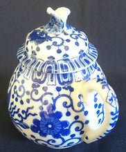 Lade das Bild in den Galerie-Viewer, 3er Set MILCHKÄNNCHEN &amp; ZUCKERDOSE MIT DECKEL - Porzellan, Abstraktes Girlanden Vogel Blumenblüten Motiv Dekor
