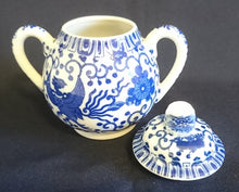 Lade das Bild in den Galerie-Viewer, 5er Set TEEKANNE MIT DECKEL + MILCHKÄNNCHEN + ZUCKERDOSE MIT DECKEL - Porzellan, Abstraktes Girlanden Vogel Blumenblüten Motiv Dekor
