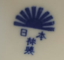 Lade das Bild in den Galerie-Viewer, 3er Set MILCHKÄNNCHEN &amp; ZUCKERDOSE MIT DECKEL - Porzellan, Abstraktes Girlanden Vogel Blumenblüten Motiv Dekor
