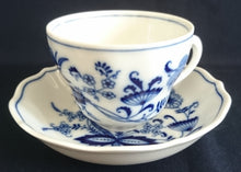 Lade das Bild in den Galerie-Viewer, KAFFEETASSE - Porzellan, Zwiebelmuster Motiv Relief Dekor
