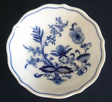 Lade das Bild in den Galerie-Viewer, 2er KAFFEEGEDECK - Porzellan, Zwiebelmuster Motiv Relief Dekor
