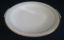 Lade das Bild in den Galerie-Viewer, 2er Set SERVIER- BEILAGENTELLER - Porzellan, Goldrand Griff Linien Striche Punkte Relief Motiv Dekor
