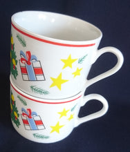 Lade das Bild in den Galerie-Viewer, KAFFEETASSE &quot;Flirt&quot; - Porzellan, Weihnachten Advent Christ Tannenbaum Geschenke Sterne Schaukelpferd Zweige Linien Motiv Dekor
