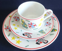 Lade das Bild in den Galerie-Viewer, 2er Set KAFFEETASSEN "Flirt" - Porzellan, Weihnachten Advent Christ Tannenbaum Geschenke Sterne Schaukelpferd Zweige Linien Motiv Dekor
