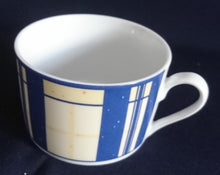 Lade das Bild in den Galerie-Viewer, KAFFEETASSE &quot;Flirt&quot; &quot;French Vanilla&quot; - Porzellan, Symetrisches Geometrisches Linien Balken Striche Karo Motiv Dekor
