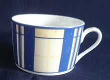 Lade das Bild in den Galerie-Viewer, KAFFEETASSE &quot;Flirt&quot; &quot;French Vanilla&quot; - Porzellan, Symetrisches Geometrisches Linien Balken Striche Karo Motiv Dekor
