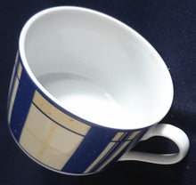 Lade das Bild in den Galerie-Viewer, 2er Set KAFFEETASSEN "Flirt" "French Vanilla" - Porzellan, Symetrisches Geometrisches Linien Balken Striche Karo Motiv Dekor
