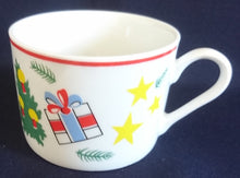 Lade das Bild in den Galerie-Viewer, KAFFEETASSE &quot;Flirt&quot; - Porzellan, Weihnachten Advent Christ Tannenbaum Geschenke Sterne Schaukelpferd Zweige Linien Motiv Dekor
