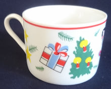 Lade das Bild in den Galerie-Viewer, KAFFEETASSE &quot;Flirt&quot; - Porzellan, Weihnachten Advent Christ Tannenbaum Geschenke Sterne Schaukelpferd Zweige Linien Motiv Dekor
