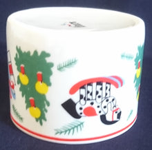 Lade das Bild in den Galerie-Viewer, KAFFEETASSE &quot;Flirt&quot; - Porzellan, Weihnachten Advent Christ Tannenbaum Geschenke Sterne Schaukelpferd Zweige Linien Motiv Dekor
