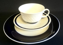 Lade das Bild in den Galerie-Viewer, 3er KAFFEEGEDECK - Fine China Porzellan, Echt Kobalt Breite Linien Balken Motiv Dekor
