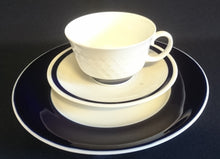 Lade das Bild in den Galerie-Viewer, KAFFEETASSE - Fine China Porzellan, Karo Relief Echt Kobalt Breite Linien Balken Motiv Dekor (BC)
