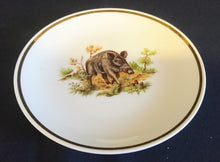 Lade das Bild in den Galerie-Viewer, ABLAGETELLERCHEN - Porzellan, Wildschwein Bache Keiler Landschaft Motiv Goldrand Dekor

