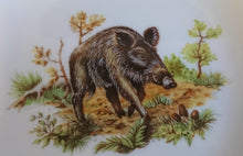 Lade das Bild in den Galerie-Viewer, ABLAGETELLERCHEN - Porzellan, Wildschwein Bache Keiler Landschaft Motiv Goldrand Dekor
