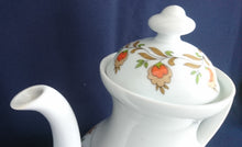 Lade das Bild in den Galerie-Viewer, KAFFEEKANNE MIT DECKEL - Porzellan, Blumen Blüten Pflanzen Früchte Motiv Dekor

