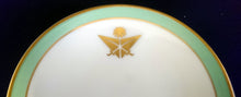 Lade das Bild in den Galerie-Viewer, ABLAGETELLERCHEN "Special Design" - Porzellan, Wappen Goldrand Streifen Dekor
