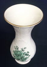 Lade das Bild in den Galerie-Viewer, BLUMENVASE &quot;Classic Rose Collection&quot; - Porzellan, Rosen Goldrand Relief Dekor
