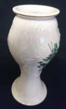 Lade das Bild in den Galerie-Viewer, BLUMENVASE &quot;Classic Rose Collection&quot; - Porzellan, Rosen Goldrand Relief Dekor
