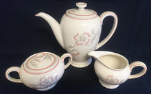 Lade das Bild in den Galerie-Viewer, 2er Set MILCHKÄNNCHEN &amp; ZUCKERDOSE MIT DECKEL - "Winifred" - Porzellan, Blumen / Linien Klassisch Dekor
