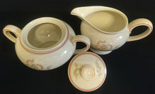 Lade das Bild in den Galerie-Viewer, 2er Set MILCHKÄNNCHEN &amp; ZUCKERDOSE MIT DECKEL - "Winifred" - Porzellan, Blumen / Linien Klassisch Dekor
